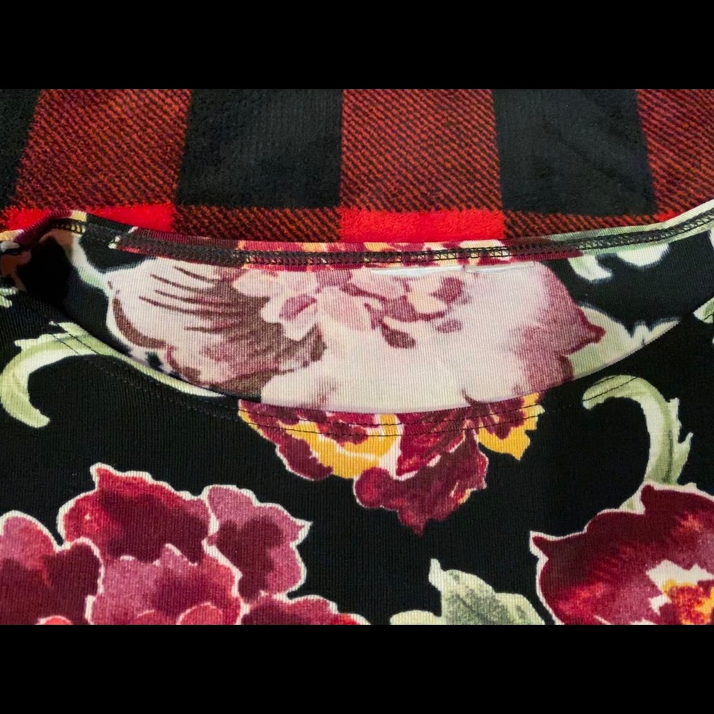 🎀Black and pink floral print stretchy blouse - Picture 2 of 3